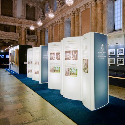 Triangle Display Column